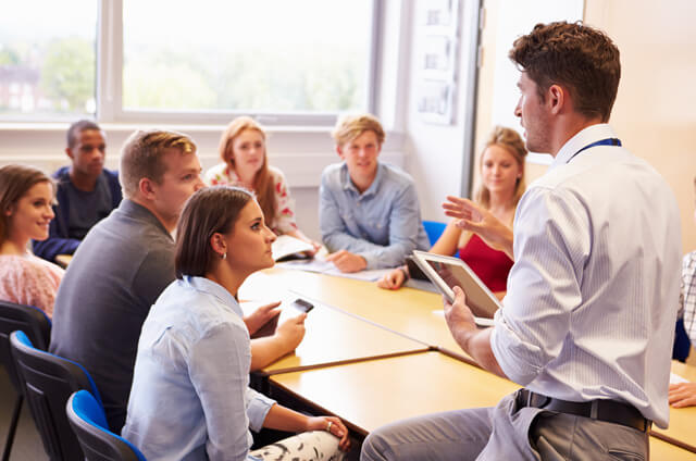 Qualifizierte Lehrkraft erklärt einem Schüler den Stoff verständlich
