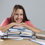 Schülerin mit Lernunterlagen zur MSA Vorbereitung in Berlin