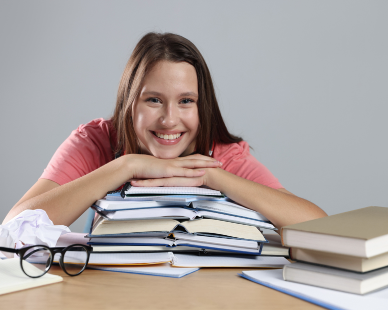 Schülerin mit Lernunterlagen zur MSA Vorbereitung in Berlin